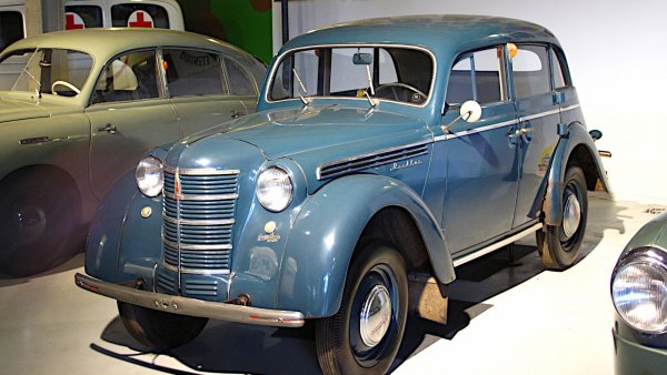 Москвич има нужда от подробно обяснение на западняка, не и на българина. 400, неговият първи следвоенен модел, прилича удивително на съвременния Opel Kadett. Дори подобен по размер 1,1-литров двигател.

Предлаган с различни стилове на каросерията, 400 е модернизиран през 50-те години на миналия век, за да стане 401, а скоро и 402.